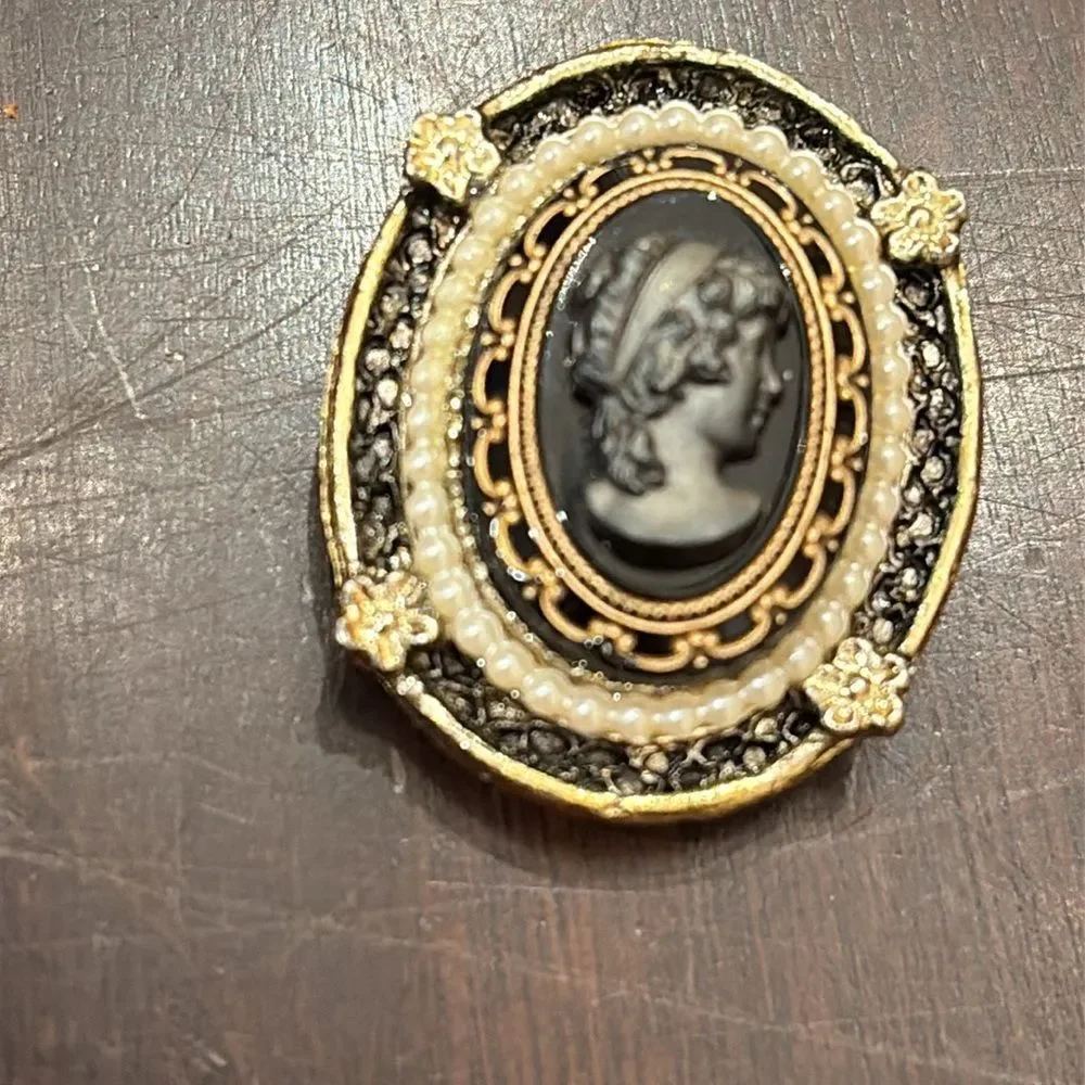 Elegant Vintage Gold and Black Cameo Brooch
